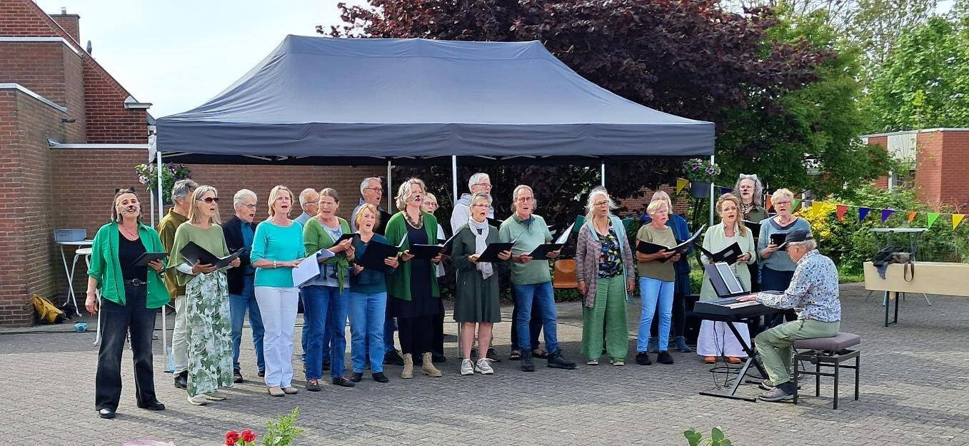 compressed-2025 05 03 TheSingers op Antikater fesitival.jpeg